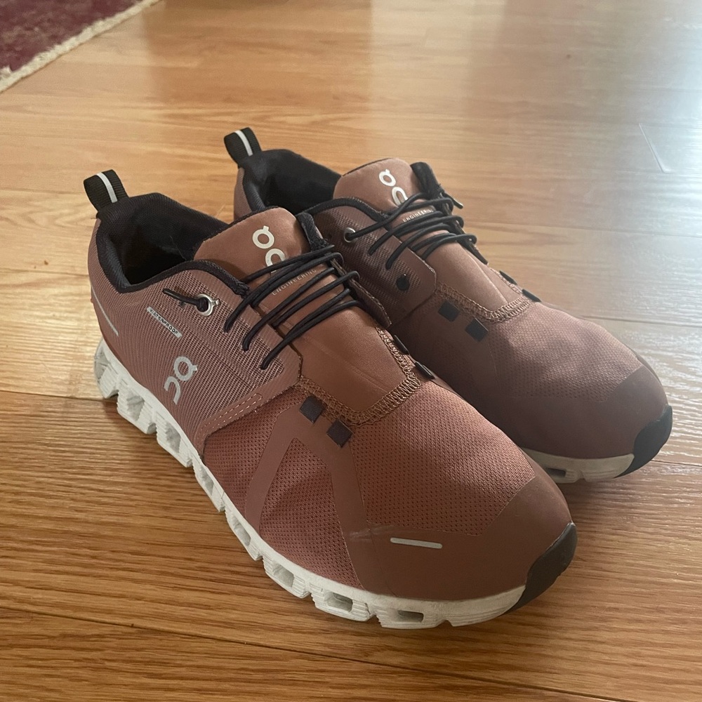 On Cloud 5 Waterproof in Rust 8.5!